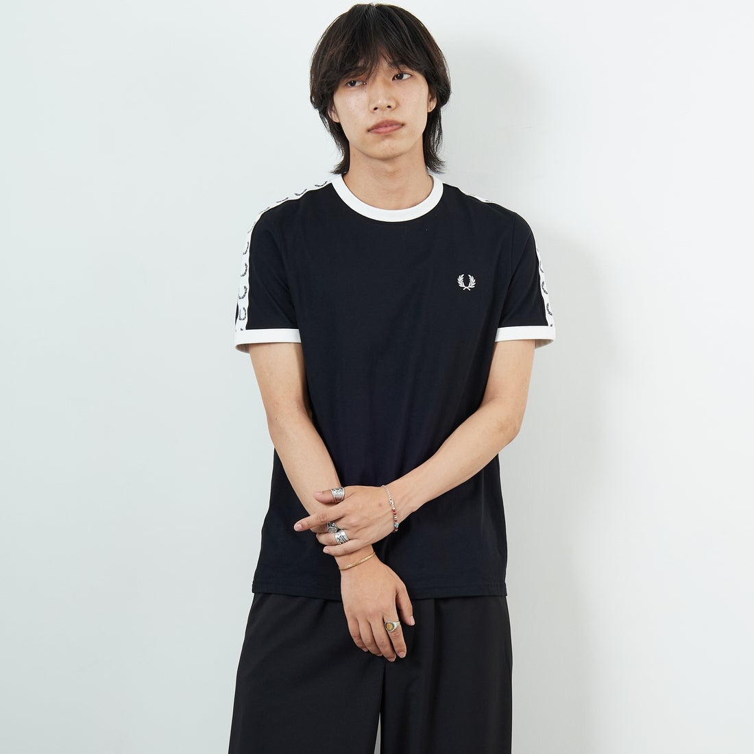 FRED PERRY [フレッドペリー] テープドリンガーTシャツ [M4620] 102 BLACK &&モデル身長：179cm 着用サイズ：M&&