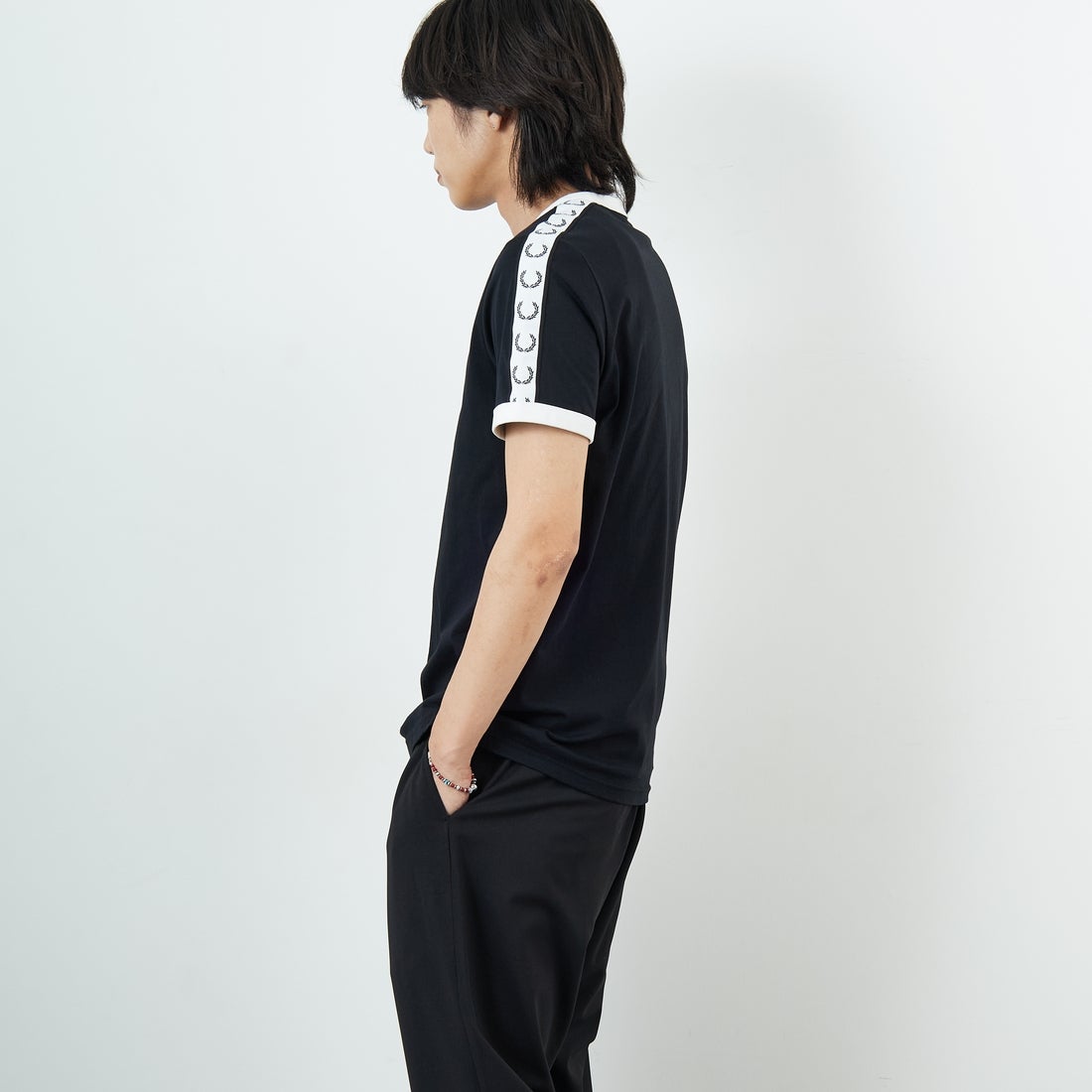 FRED PERRY [フレッドペリー] テープドリンガーTシャツ [M4620] 102 BLACK &&モデル身長：179cm 着用サイズ：M&&