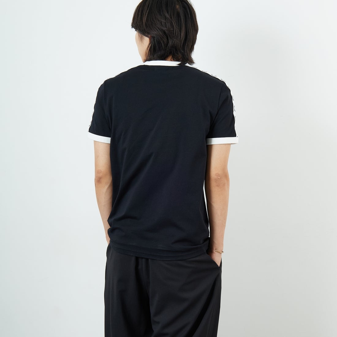FRED PERRY [フレッドペリー] テープドリンガーTシャツ [M4620] 102 BLACK &&モデル身長：179cm 着用サイズ：M&&