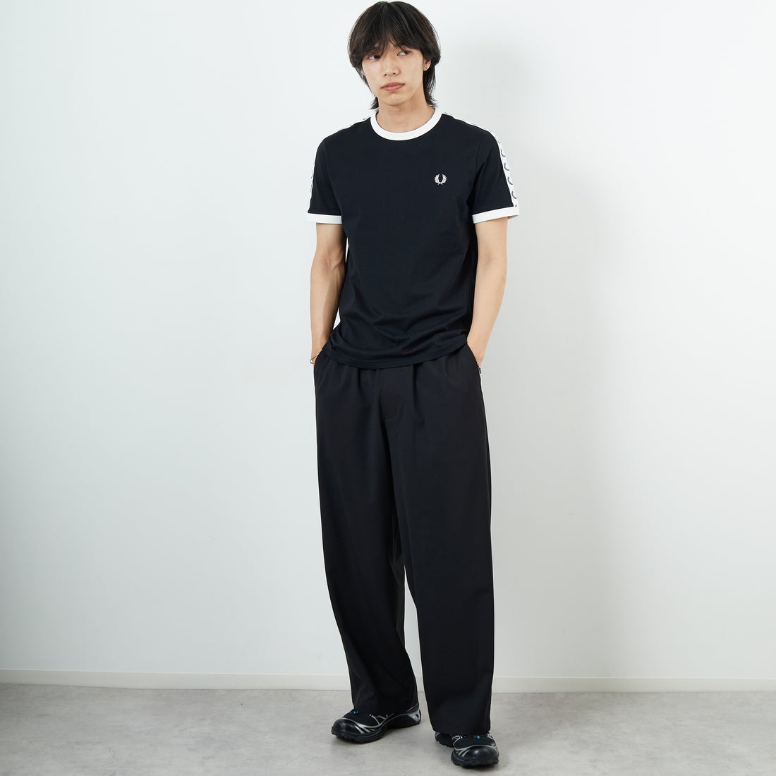 FRED PERRY [フレッドペリー] テープドリンガーTシャツ [M4620] 102 BLACK &&モデル身長：179cm 着用サイズ：M&&