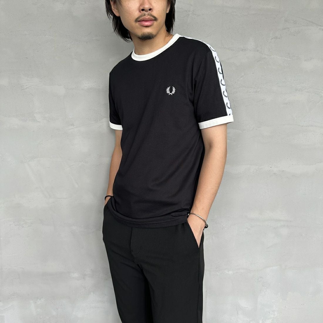 FRED PERRY [フレッドペリー] テープドリンガーTシャツ [M4620] 102 BLACK &&モデル身長：173cm 着用サイズ：M&&