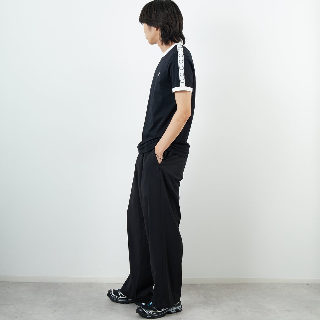 FRED PERRY [フレッドペリー] テープドリンガーTシャツ [M4620] 102 BLACK &&モデル身長：179cm 着用サイズ：M&&