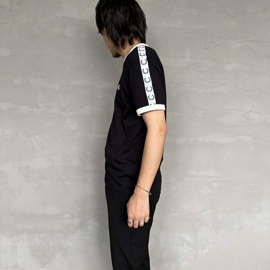 FRED PERRY [フレッドペリー] テープドリンガーTシャツ [M4620] 102 BLACK &&モデル身長：173cm 着用サイズ：M&&