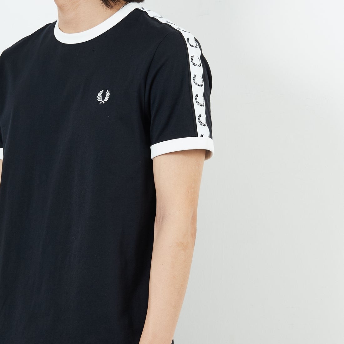 FRED PERRY [フレッドペリー] テープドリンガーTシャツ [M4620] 102 BLACK &&モデル身長：179cm 着用サイズ：M&&