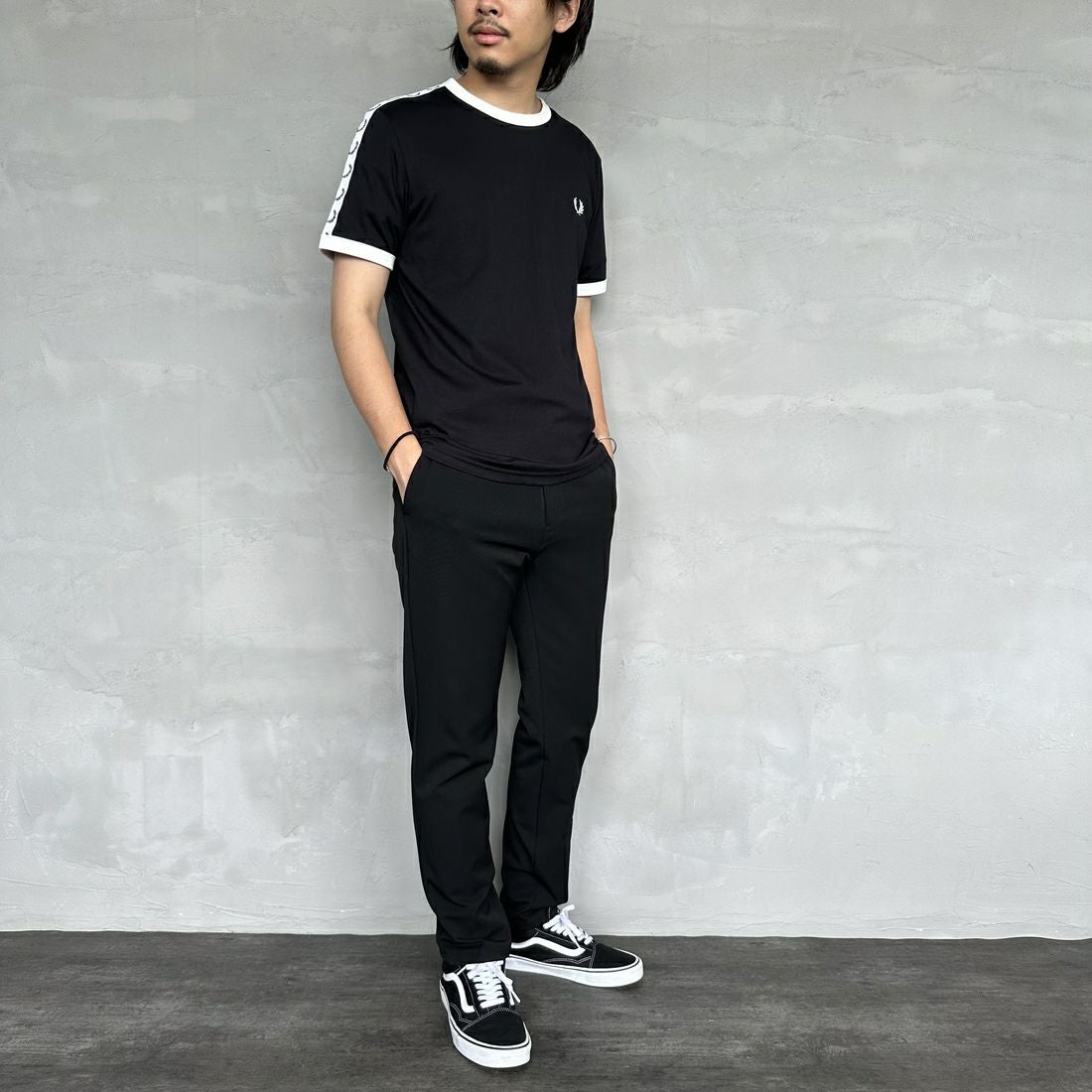 FRED PERRY [フレッドペリー] テープドリンガーTシャツ [M4620] 102 BLACK &&モデル身長：173cm 着用サイズ：M&&