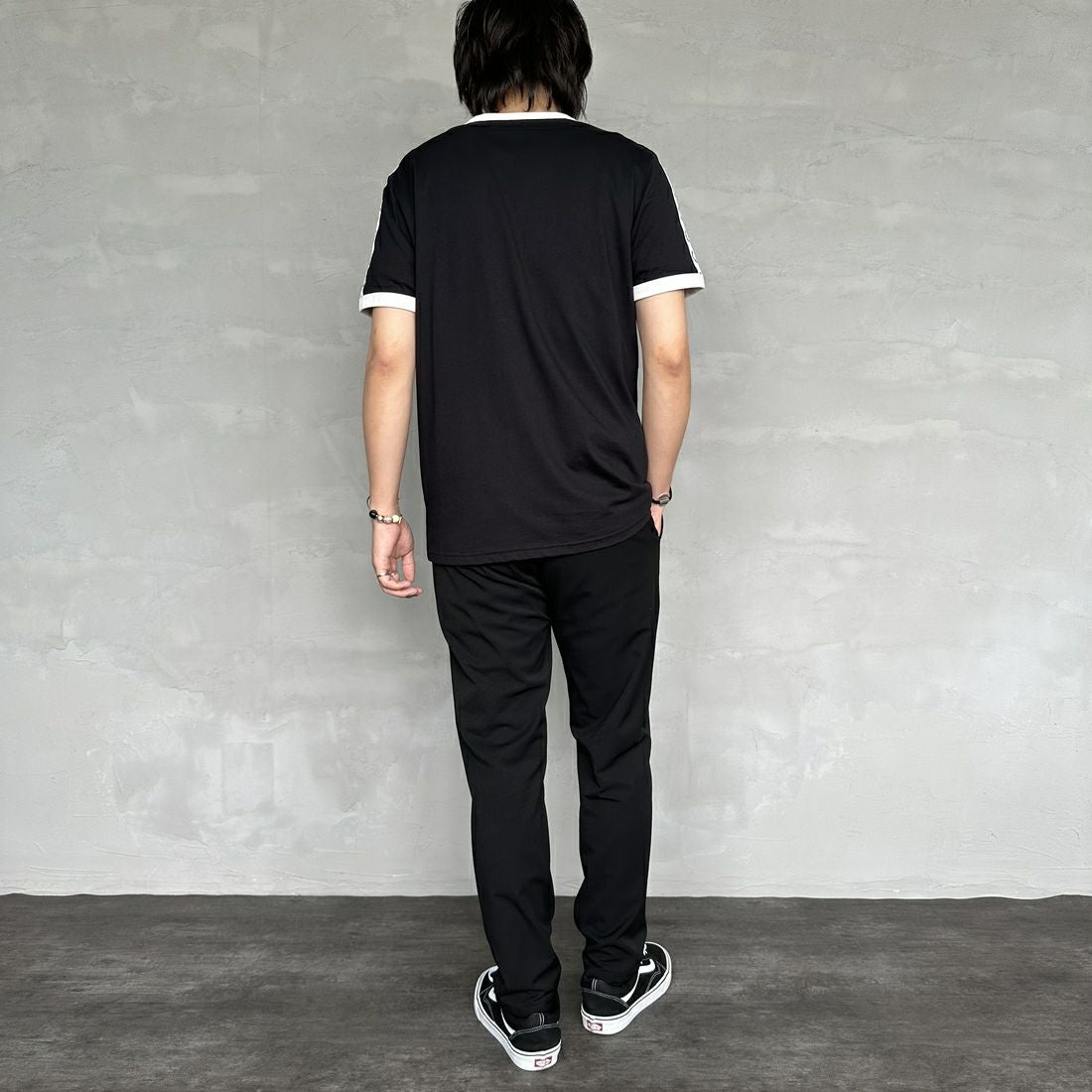 FRED PERRY [フレッドペリー] テープドリンガーTシャツ [M4620] 102 BLACK &&モデル身長：173cm 着用サイズ：M&&