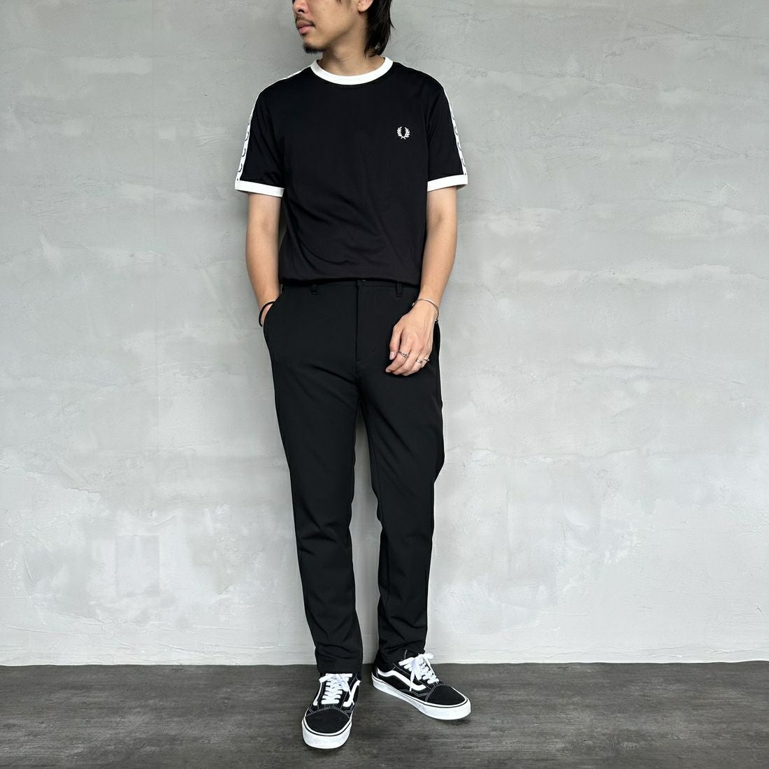 FRED PERRY [フレッドペリー] テープドリンガーTシャツ [M4620] 102 BLACK &&モデル身長：173cm 着用サイズ：M&&