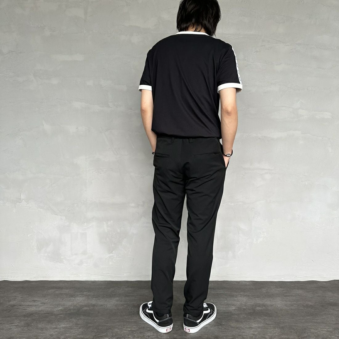 FRED PERRY [フレッドペリー] テープドリンガーTシャツ [M4620] 102 BLACK &&モデル身長：173cm 着用サイズ：M&&