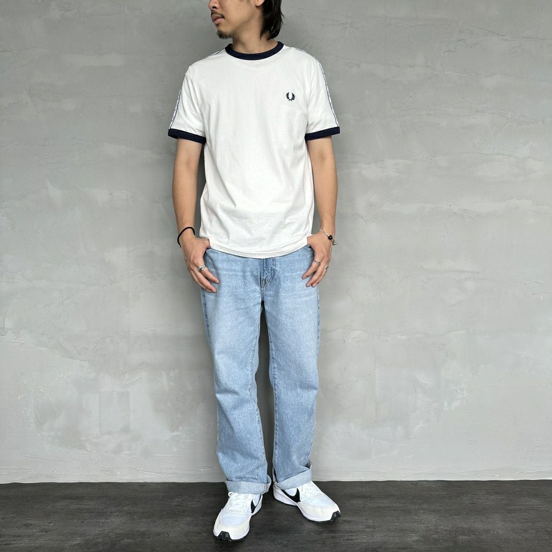 FRED PERRY [フレッドペリー] テープドリンガーTシャツ [M4620] 129 SNOW W &&モデル身長：173cm 着用サイズ：M&&