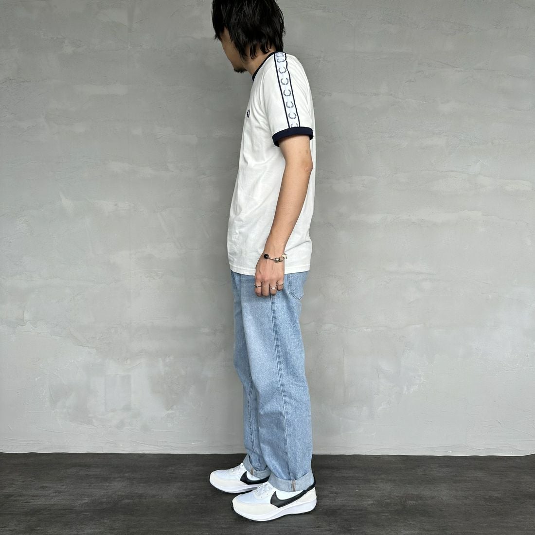 FRED PERRY [フレッドペリー] テープドリンガーTシャツ [M4620] 129 SNOW W &&モデル身長：173cm 着用サイズ：M&&