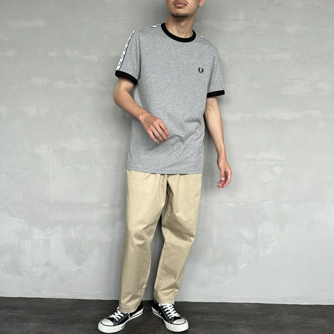 FRED PERRY [フレッドペリー] テープドリンガーTシャツ [M4620] 420 STEEL &&モデル身長：168cm 着用サイズ：M&&