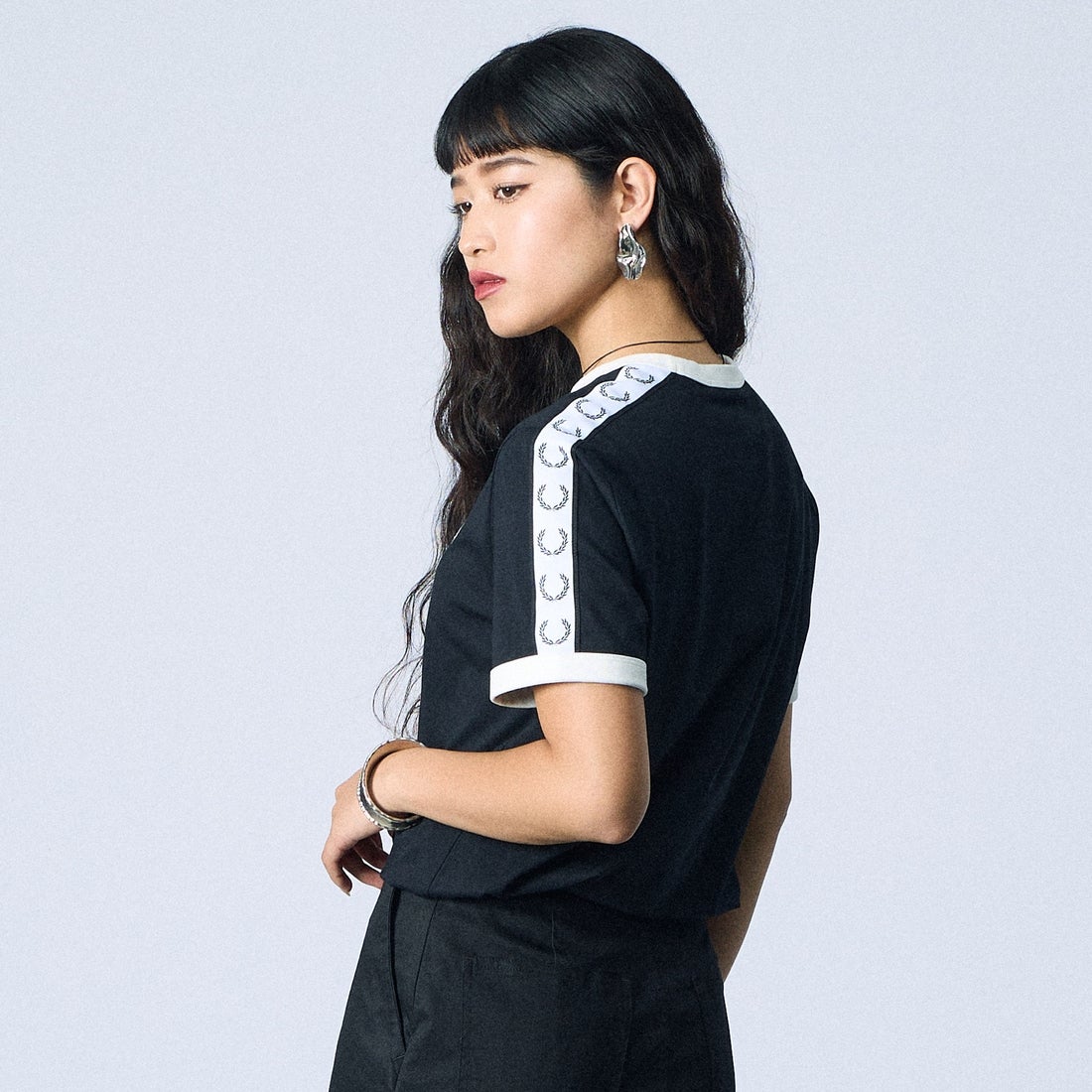 FRED PERRY [フレッドペリー] テープドリンガーTシャツ [M4620] 102 BLACK &&モデル身長：162cm 着用サイズ：S&&