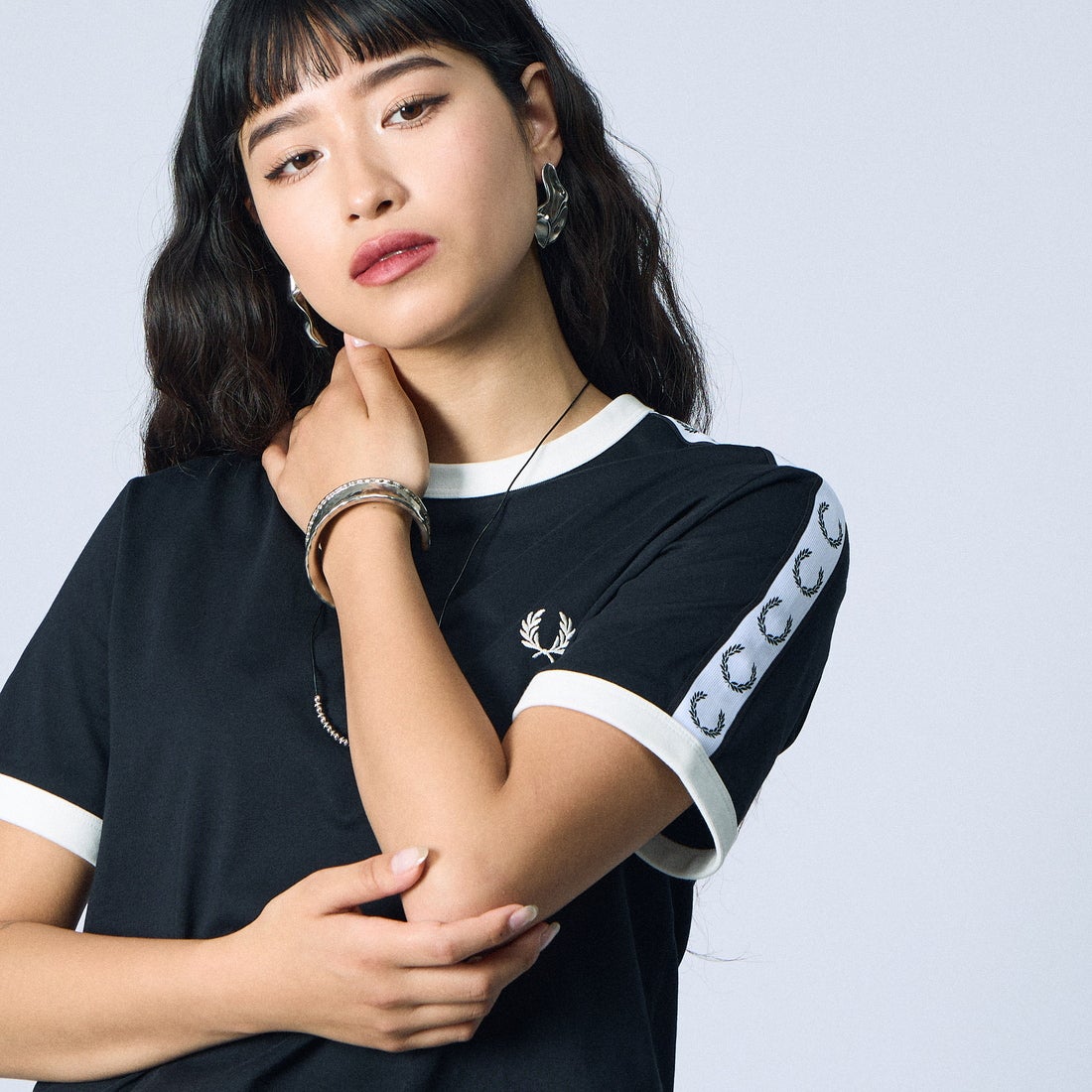 FRED PERRY [フレッドペリー] テープドリンガーTシャツ [M4620] 102 BLACK &&モデル身長：162cm 着用サイズ：S&&