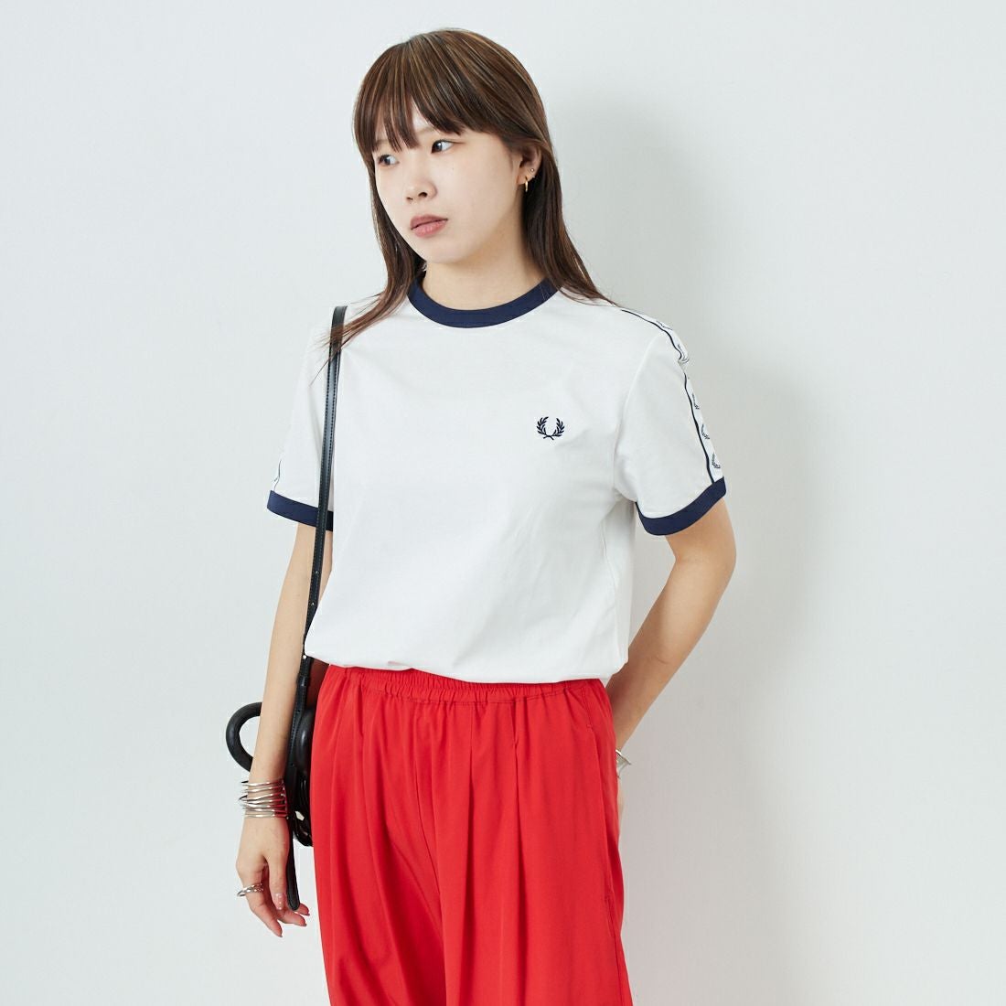 FRED PERRY [フレッドペリー] テープドリンガーTシャツ [M4620] 129 SNOW W &&モデル身長：167cm 着用サイズ：S&&