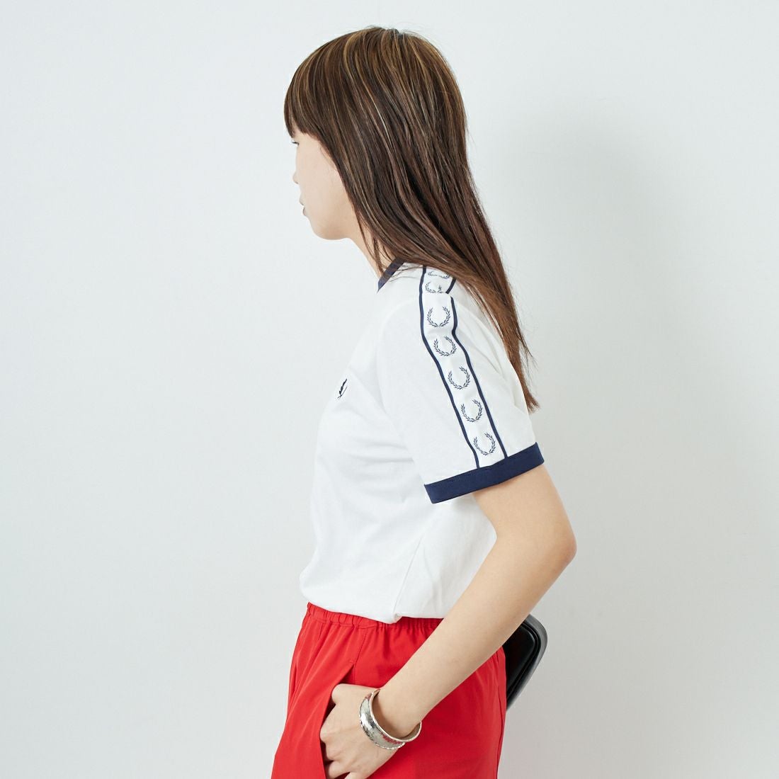 FRED PERRY [フレッドペリー] テープドリンガーTシャツ [M4620] 129 SNOW W &&モデル身長：167cm 着用サイズ：S&&