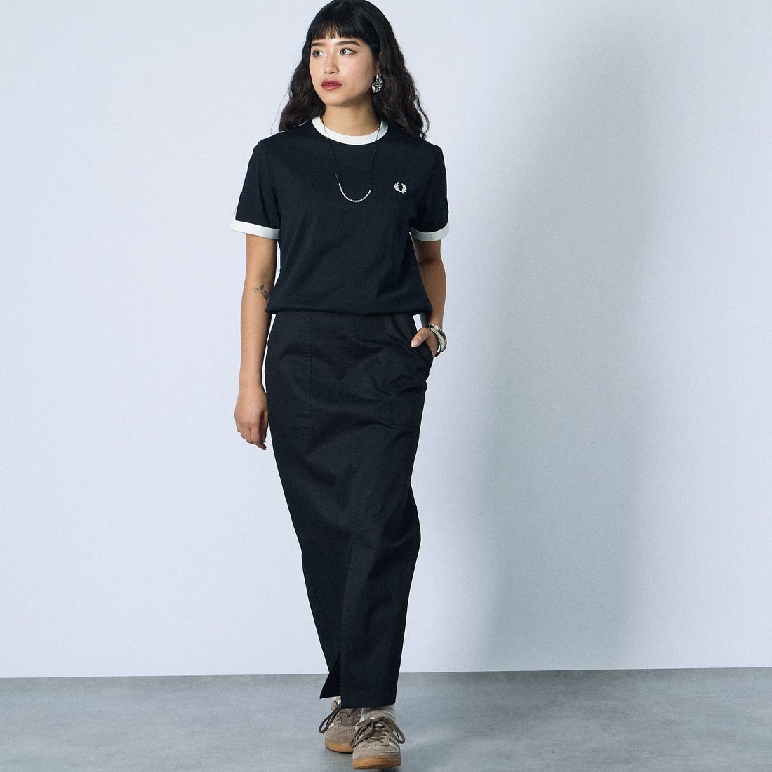 FRED PERRY [フレッドペリー] テープドリンガーTシャツ [M4620] 102 BLACK &&モデル身長：162cm 着用サイズ：S&&