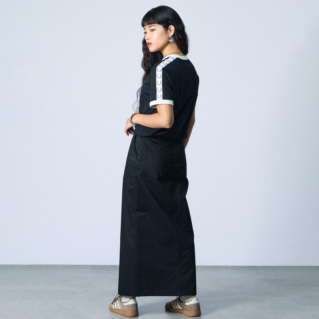 FRED PERRY [フレッドペリー] テープドリンガーTシャツ [M4620] 102 BLACK &&モデル身長：162cm 着用サイズ：S&&