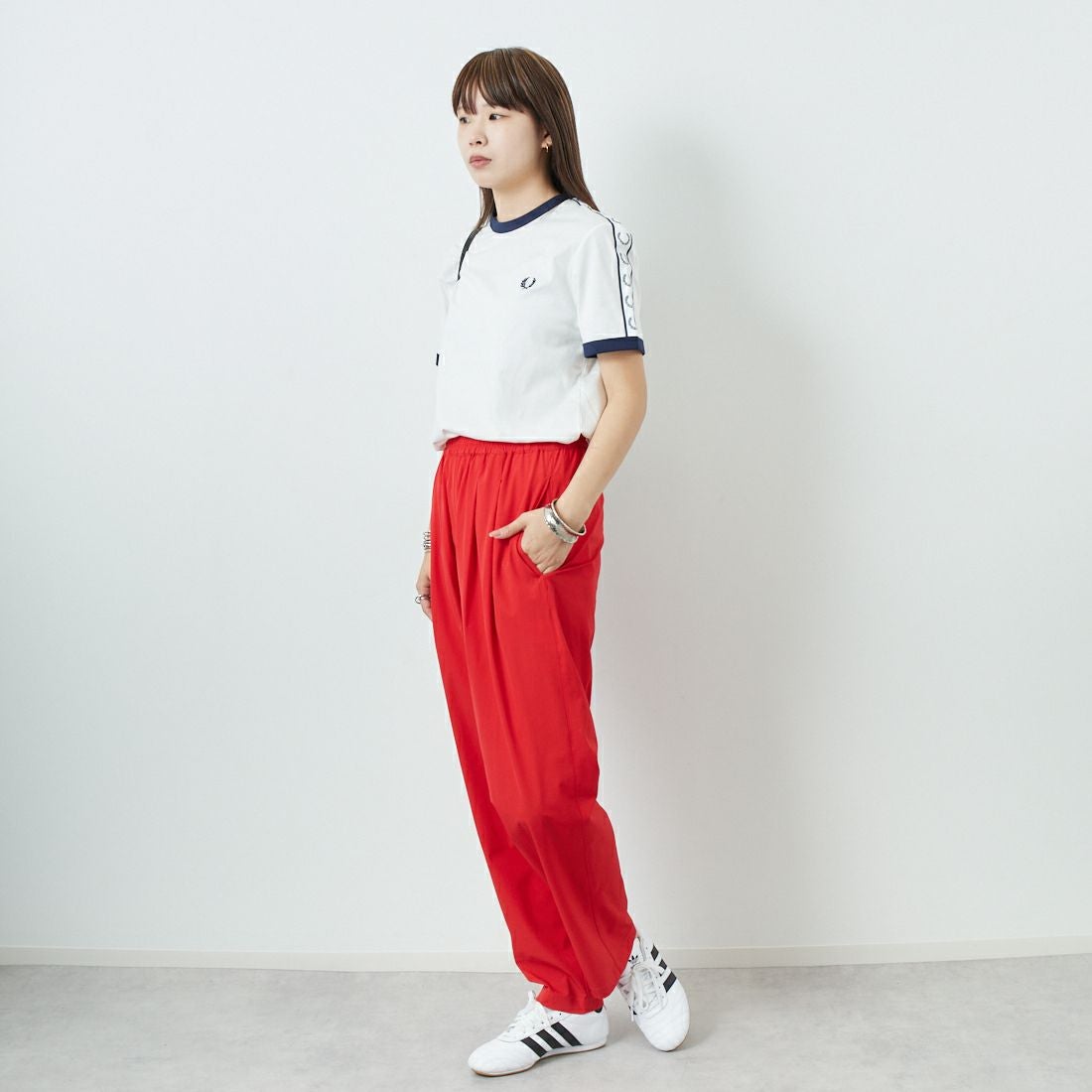 FRED PERRY [フレッドペリー] テープドリンガーTシャツ [M4620] 129 SNOW W &&モデル身長：167cm 着用サイズ：S&&