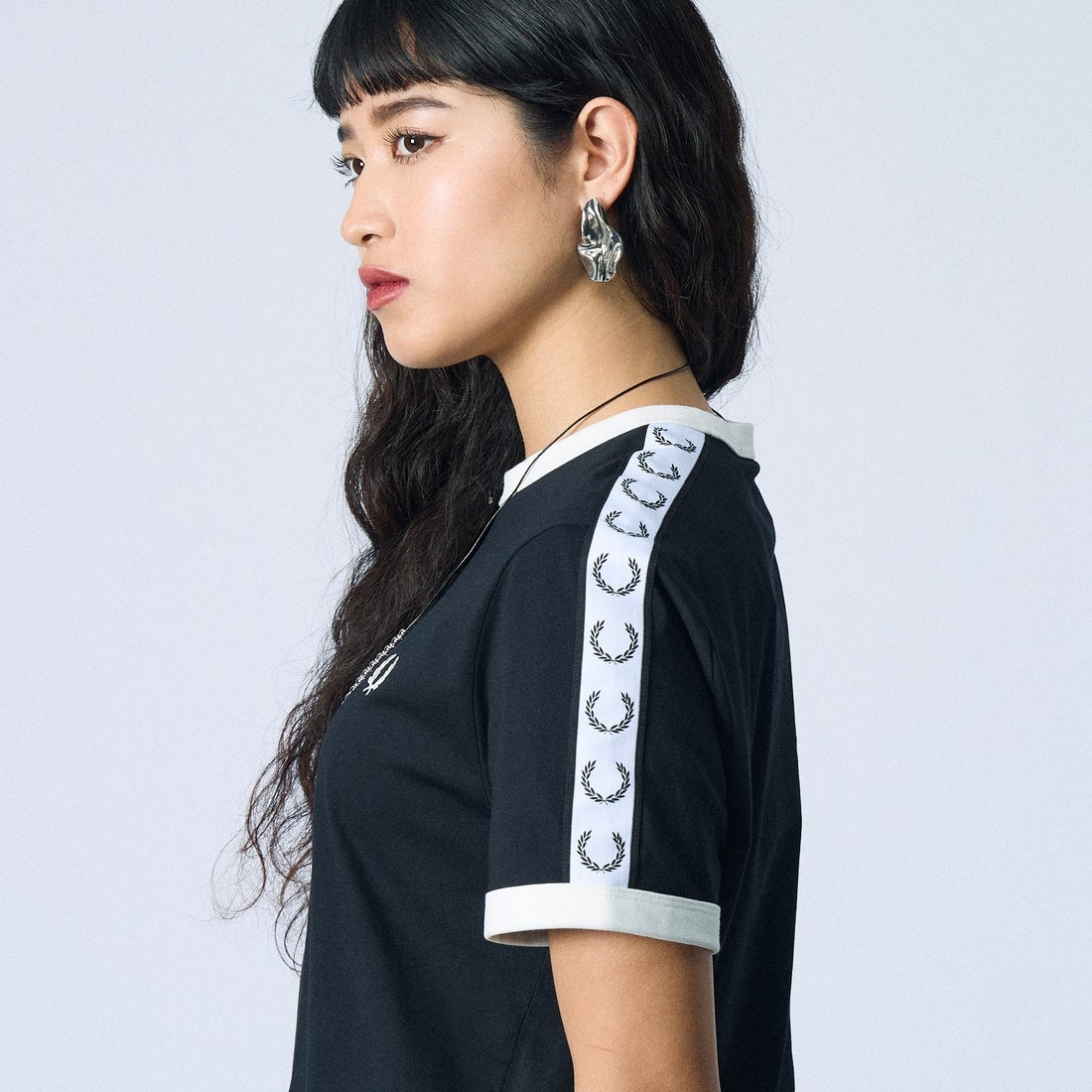 FRED PERRY [フレッドペリー] テープドリンガーTシャツ [M4620] 102 BLACK &&モデル身長：162cm 着用サイズ：S&&