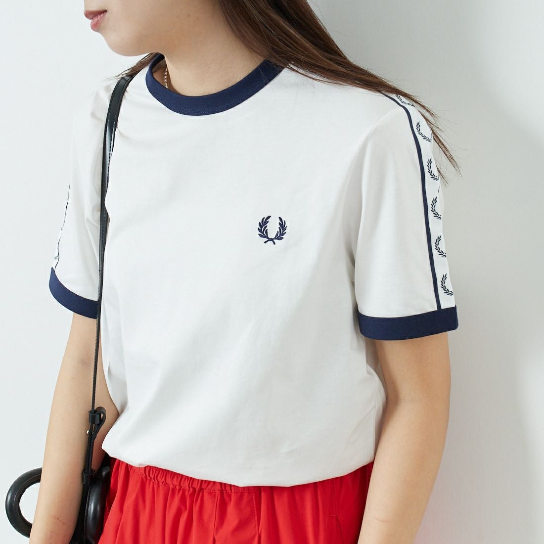 FRED PERRY [フレッドペリー] テープドリンガーTシャツ [M4620] 129 SNOW W &&モデル身長：167cm 着用サイズ：S&&