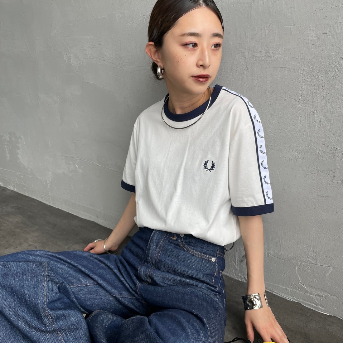 FRED PERRY [フレッドペリー] テープドリンガーTシャツ [M4620] 129 SNOW W &&モデル身長：150cm 着用サイズ：S&&