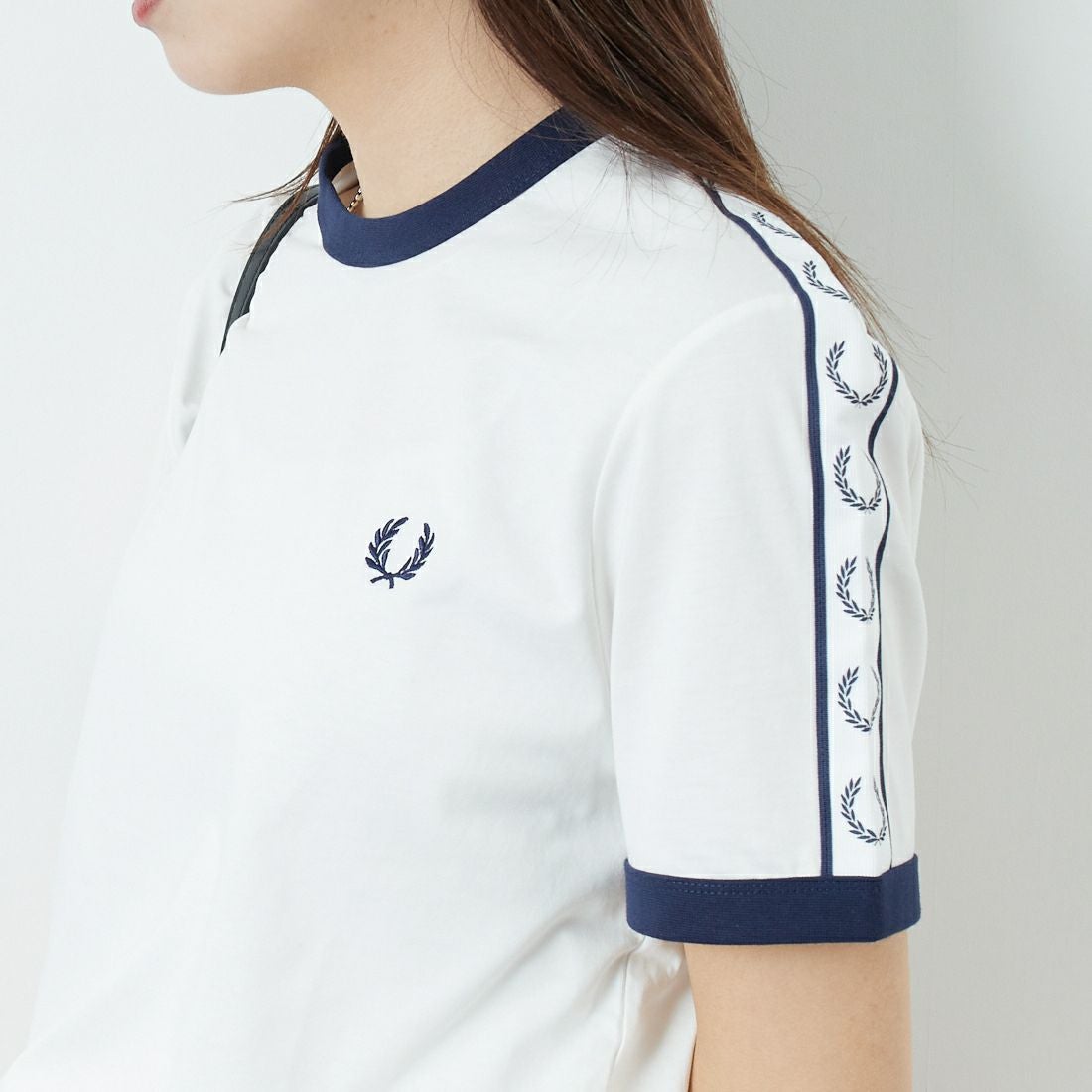 FRED PERRY [フレッドペリー] テープドリンガーTシャツ [M4620] 129 SNOW W &&モデル身長：167cm 着用サイズ：S&&