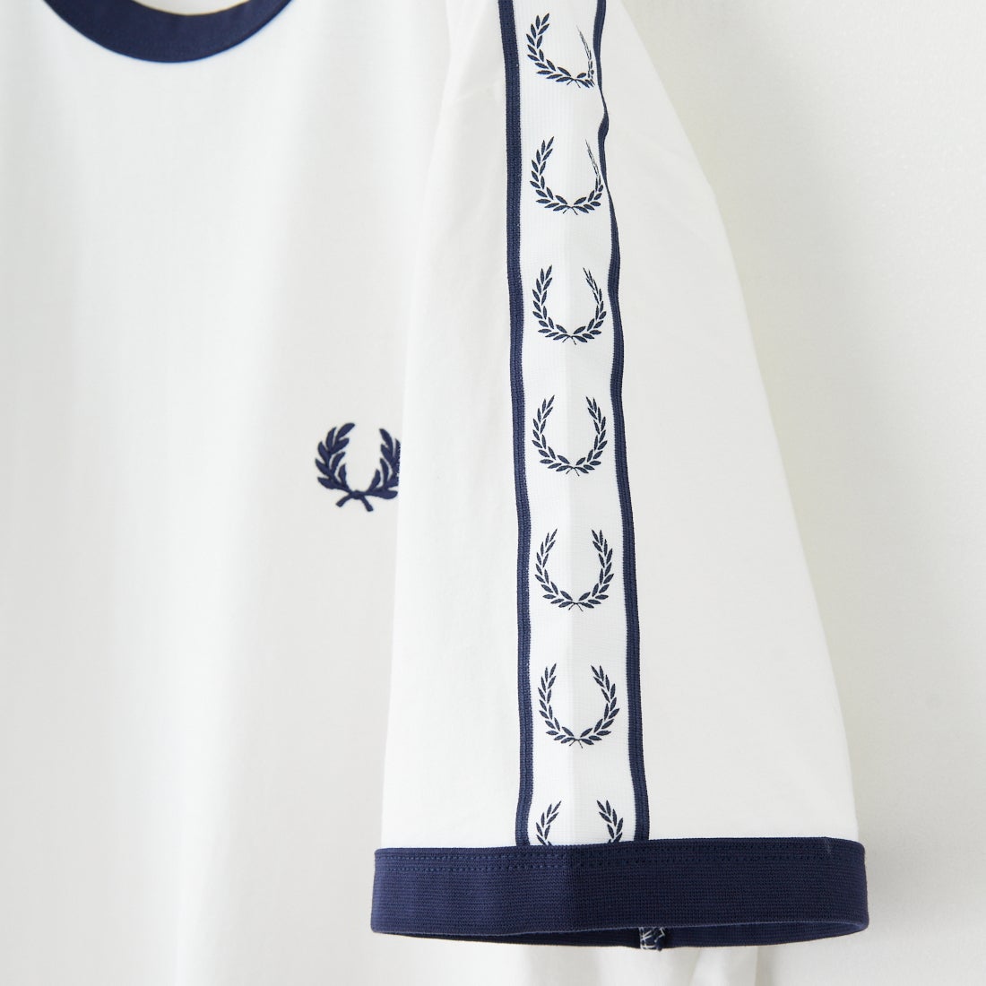 FRED PERRY [フレッドペリー] テープドリンガーTシャツ [M4620] 129 SNOW W &&モデル身長：167cm 着用サイズ：S&&