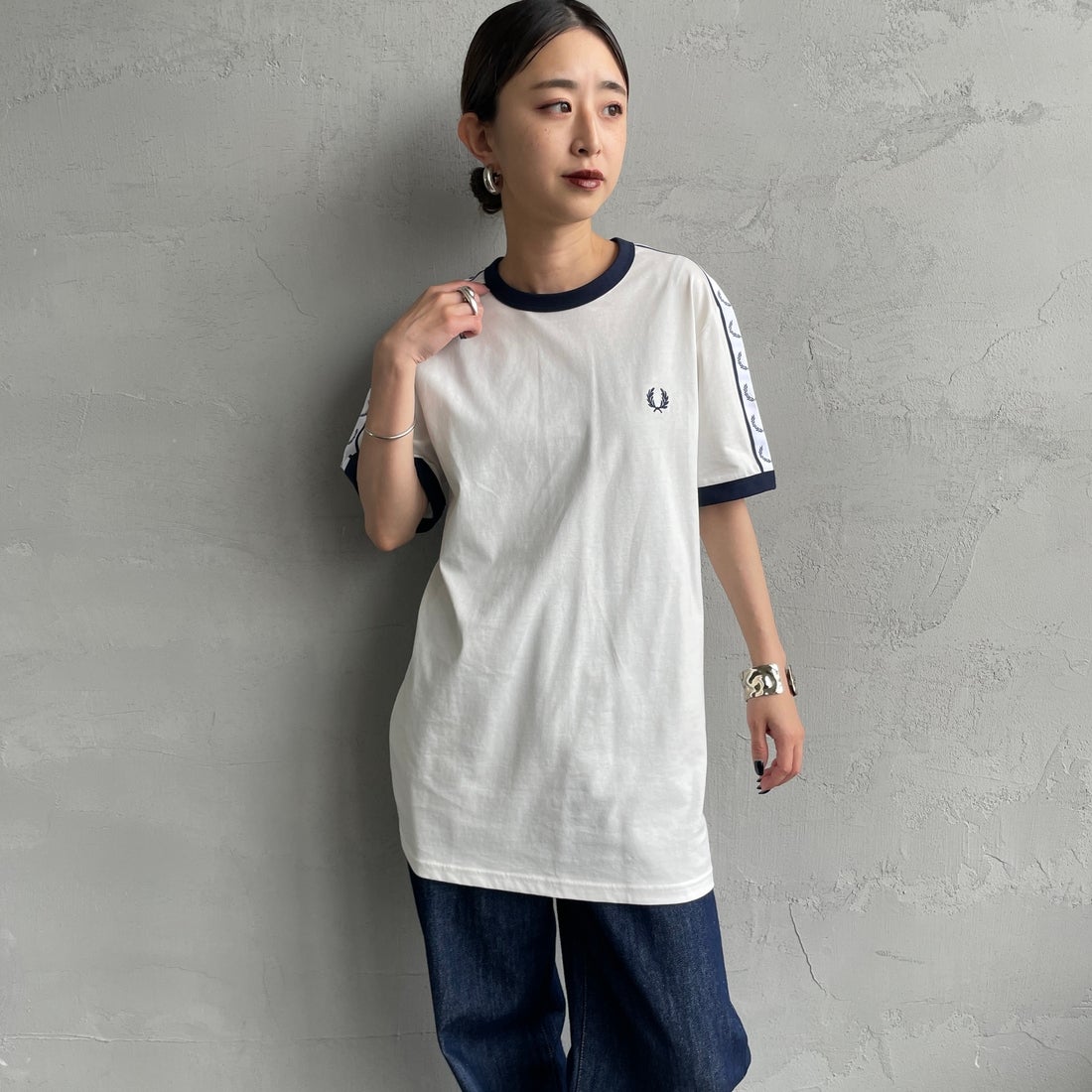 FRED PERRY [フレッドペリー] テープドリンガーTシャツ [M4620] 129 SNOW W &&モデル身長：150cm 着用サイズ：S&&