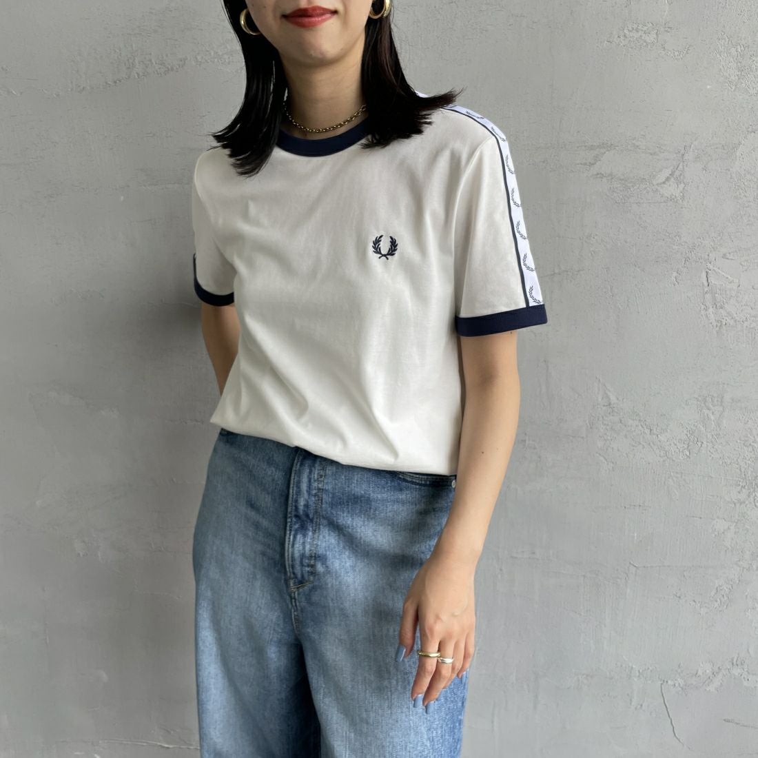 FRED PERRY [フレッドペリー] テープドリンガーTシャツ [M4620] 129 SNOW W &&モデル身長：163cm 着用サイズ：XS&&