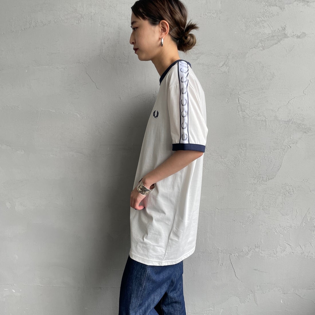 FRED PERRY [フレッドペリー] テープドリンガーTシャツ [M4620] 129 SNOW W &&モデル身長：150cm 着用サイズ：S&&