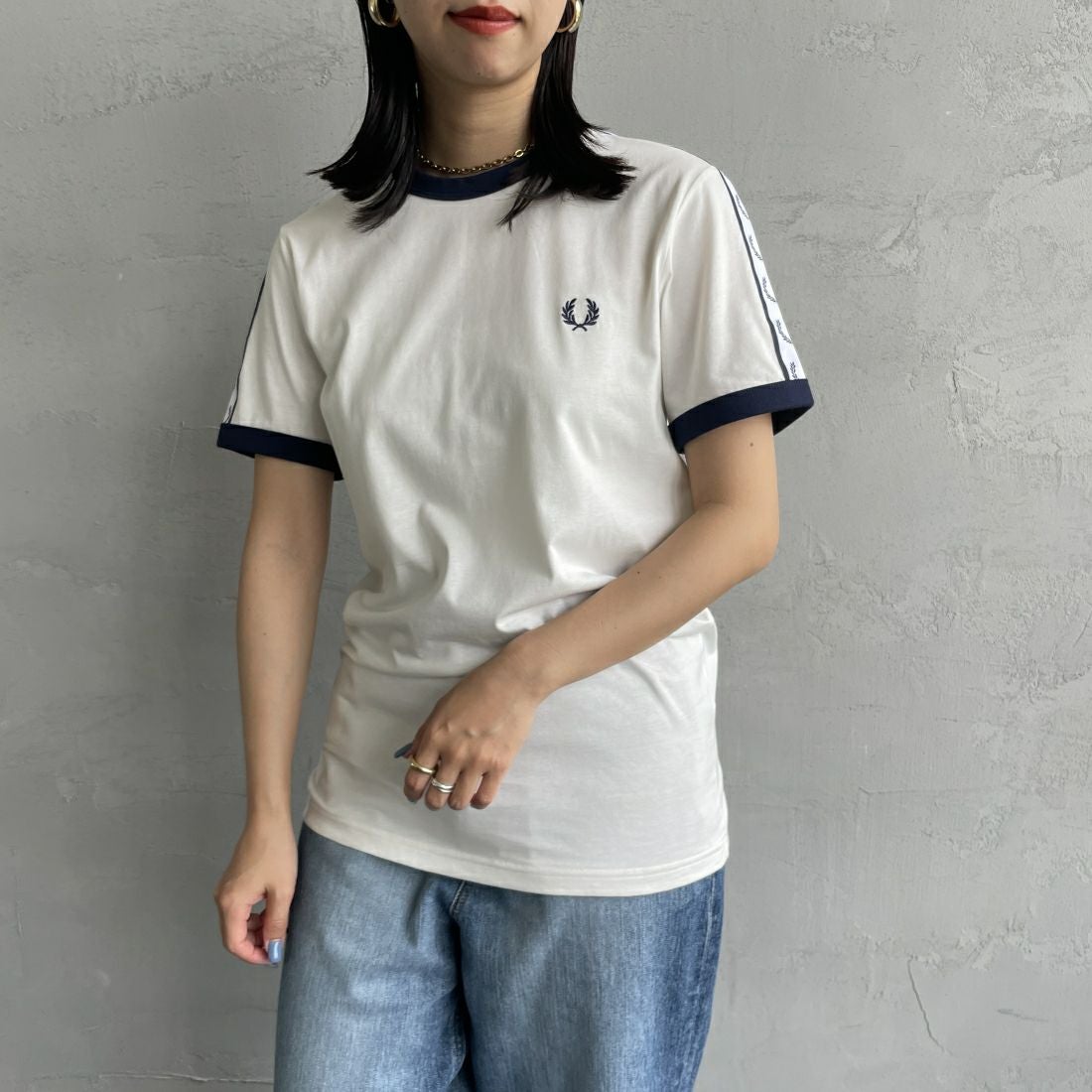 FRED PERRY [フレッドペリー] テープドリンガーTシャツ [M4620] 129 SNOW W &&モデル身長：163cm 着用サイズ：XS&&