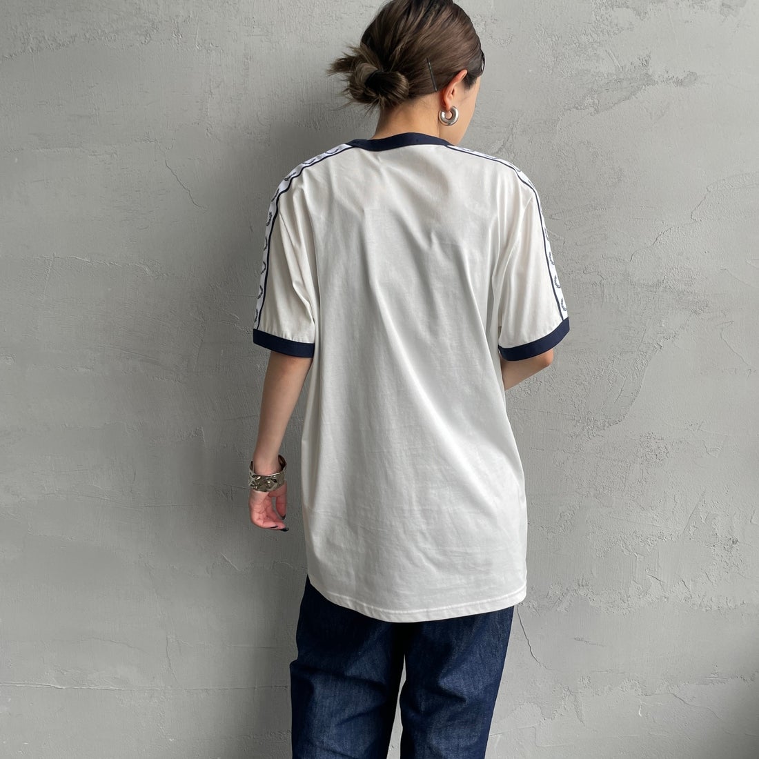 FRED PERRY [フレッドペリー] テープドリンガーTシャツ [M4620] 129 SNOW W &&モデル身長：150cm 着用サイズ：S&&