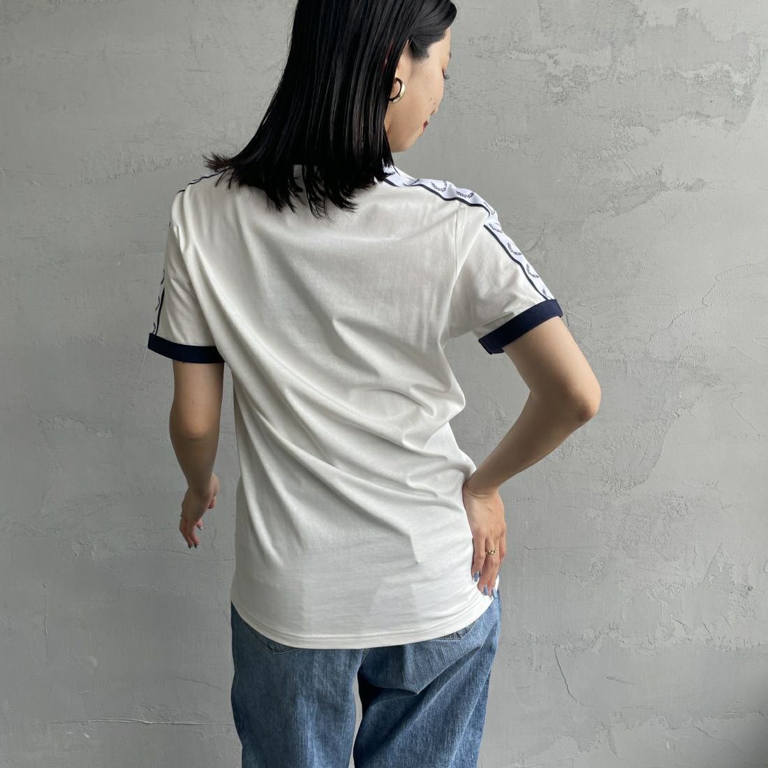 FRED PERRY [フレッドペリー] テープドリンガーTシャツ [M4620] 129 SNOW W &&モデル身長：163cm 着用サイズ：XS&&