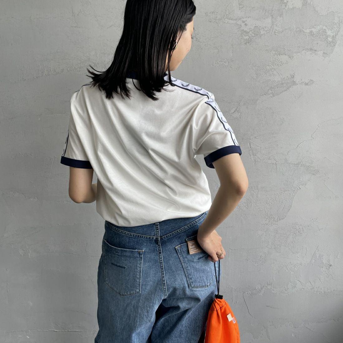 FRED PERRY [フレッドペリー] テープドリンガーTシャツ [M4620] 129 SNOW W &&モデル身長：163cm 着用サイズ：XS&&