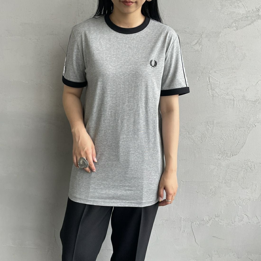 FRED PERRY [フレッドペリー] テープドリンガーTシャツ [M4620] 420 STEEL &&モデル身長：156cm 着用サイズ：S&&
