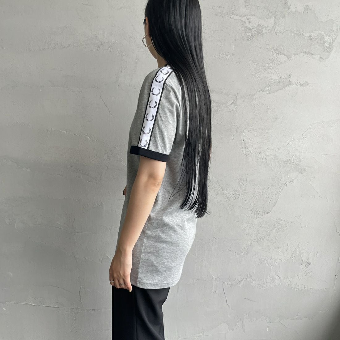 FRED PERRY [フレッドペリー] テープドリンガーTシャツ [M4620] 420 STEEL &&モデル身長：156cm 着用サイズ：S&&