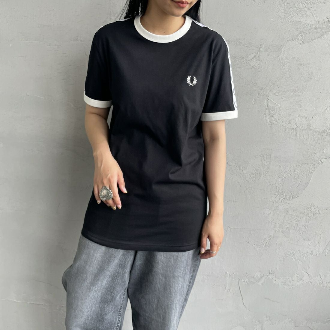 FRED PERRY [フレッドペリー] テープドリンガーTシャツ [M4620] 102 BLACK &&モデル身長：156cm 着用サイズ：S&&