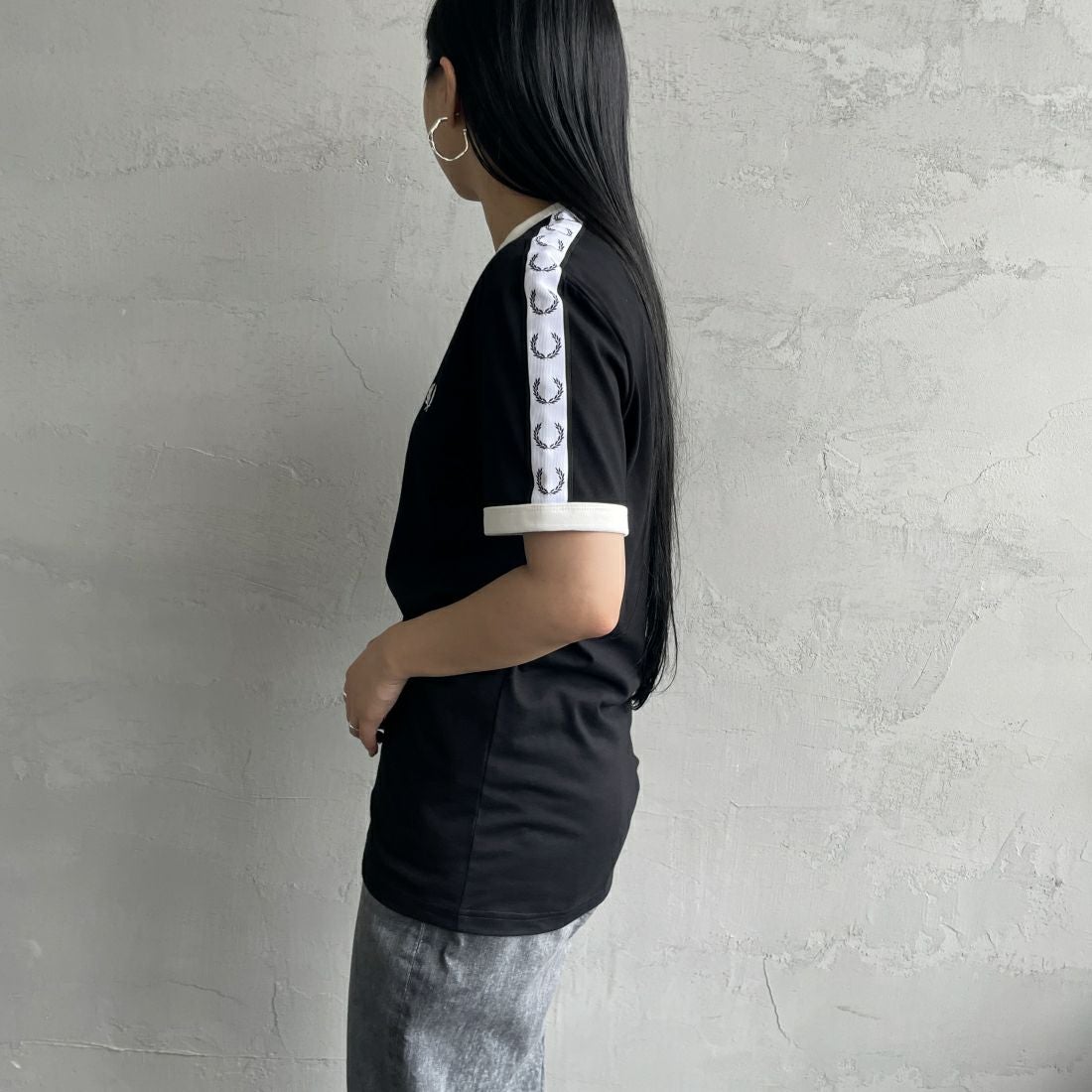 FRED PERRY [フレッドペリー] テープドリンガーTシャツ [M4620] 102 BLACK &&モデル身長：156cm 着用サイズ：S&&