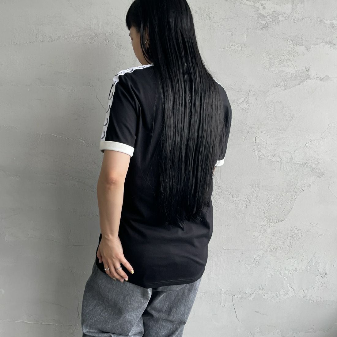 FRED PERRY [フレッドペリー] テープドリンガーTシャツ [M4620] 102 BLACK &&モデル身長：156cm 着用サイズ：S&&