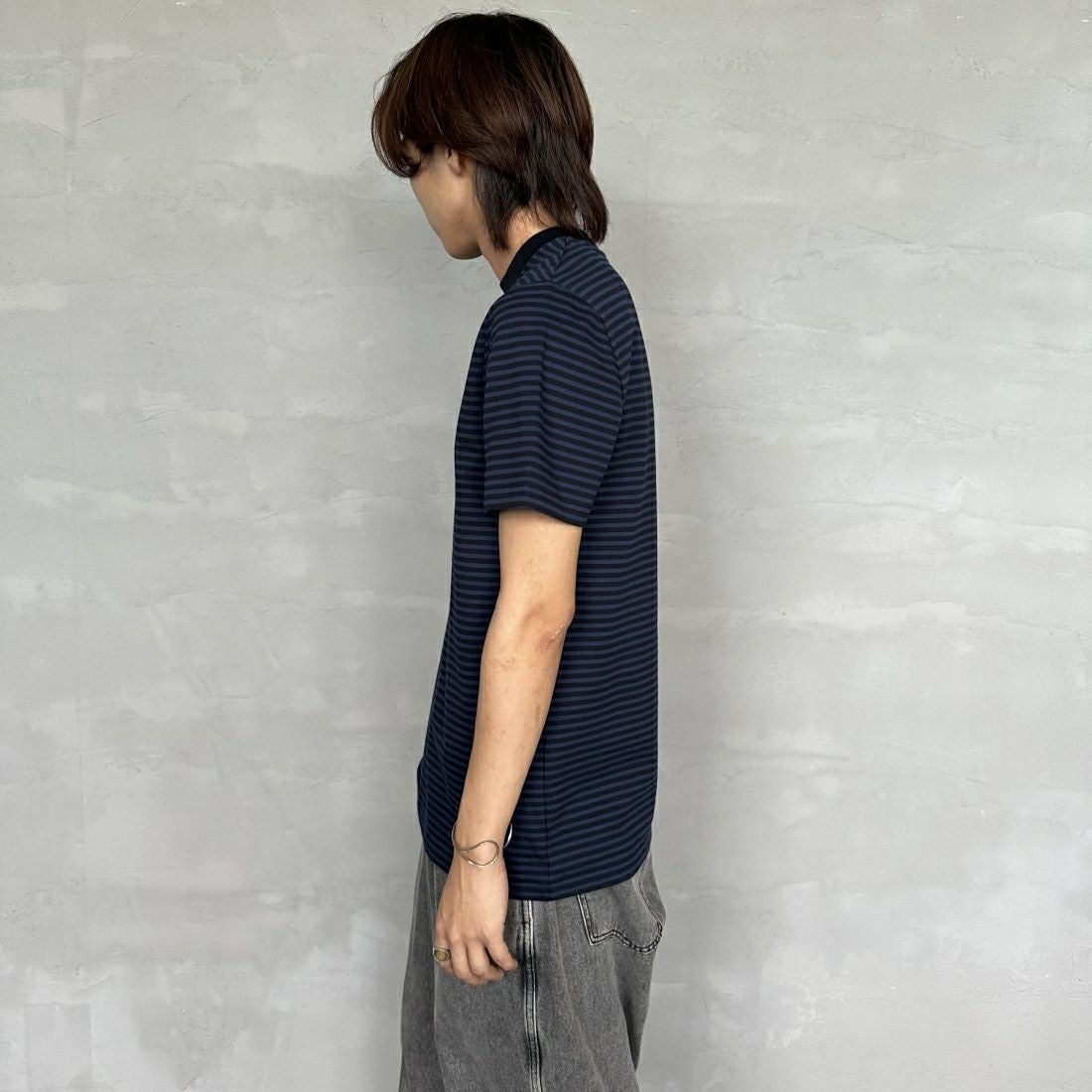 FRED PERRY [フレッドペリー] ファインストライプ ヘビーウエイトTシャツ [M6581] Y92 NAVY/T &&モデル身長：179cm 着用サイズ：M&&