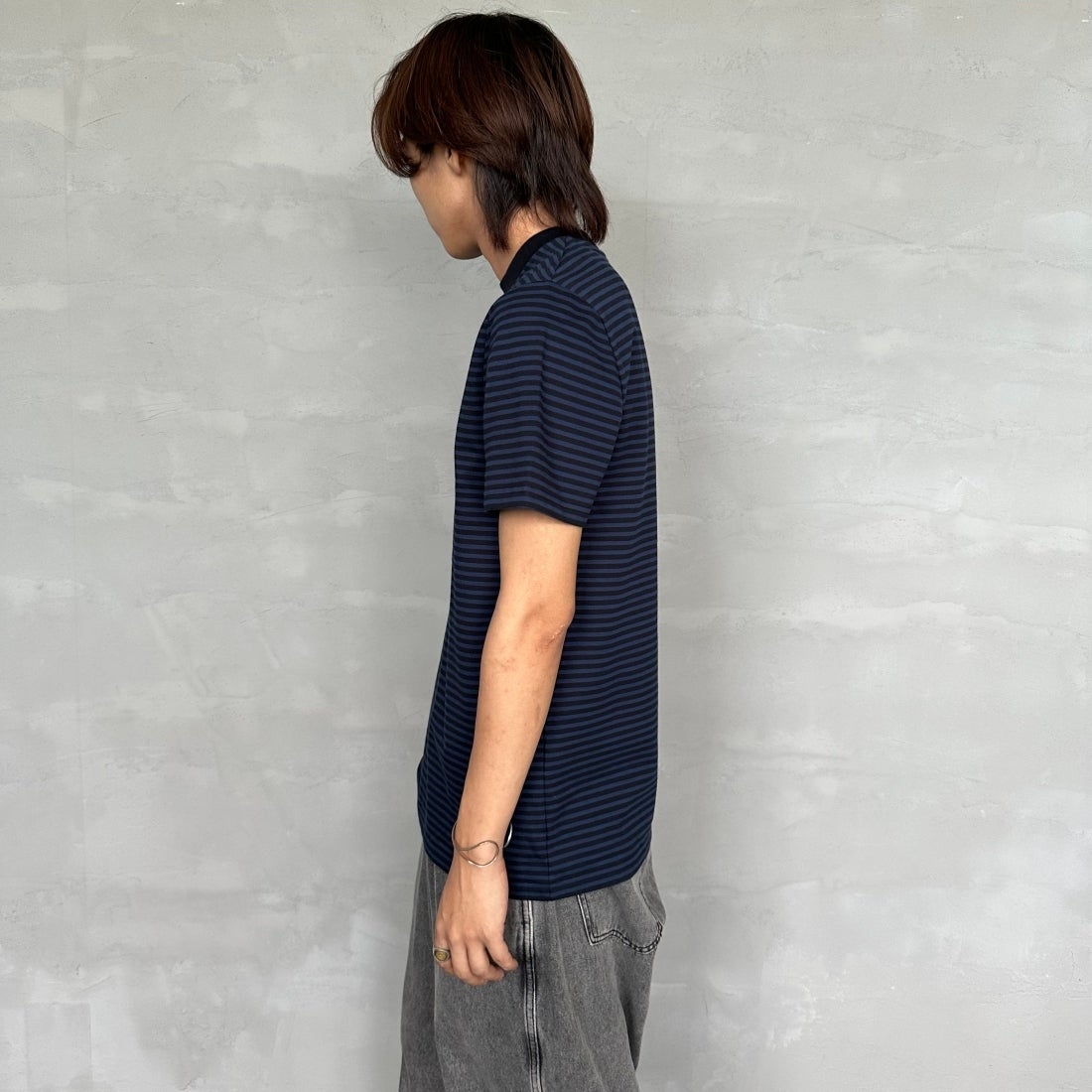 FRED PERRY [フレッドペリー] ファインストライプ ヘビーウエイトTシャツ [M6581] Y92 NAVY/T &&モデル身長：179cm 着用サイズ：M&&