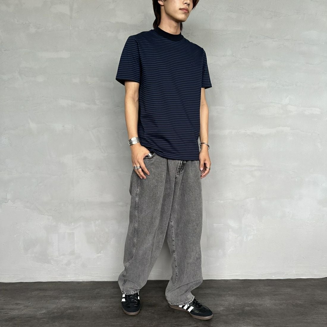 FRED PERRY [フレッドペリー] ファインストライプ ヘビーウエイトTシャツ [M6581] Y92 NAVY/T &&モデル身長：179cm 着用サイズ：M&&