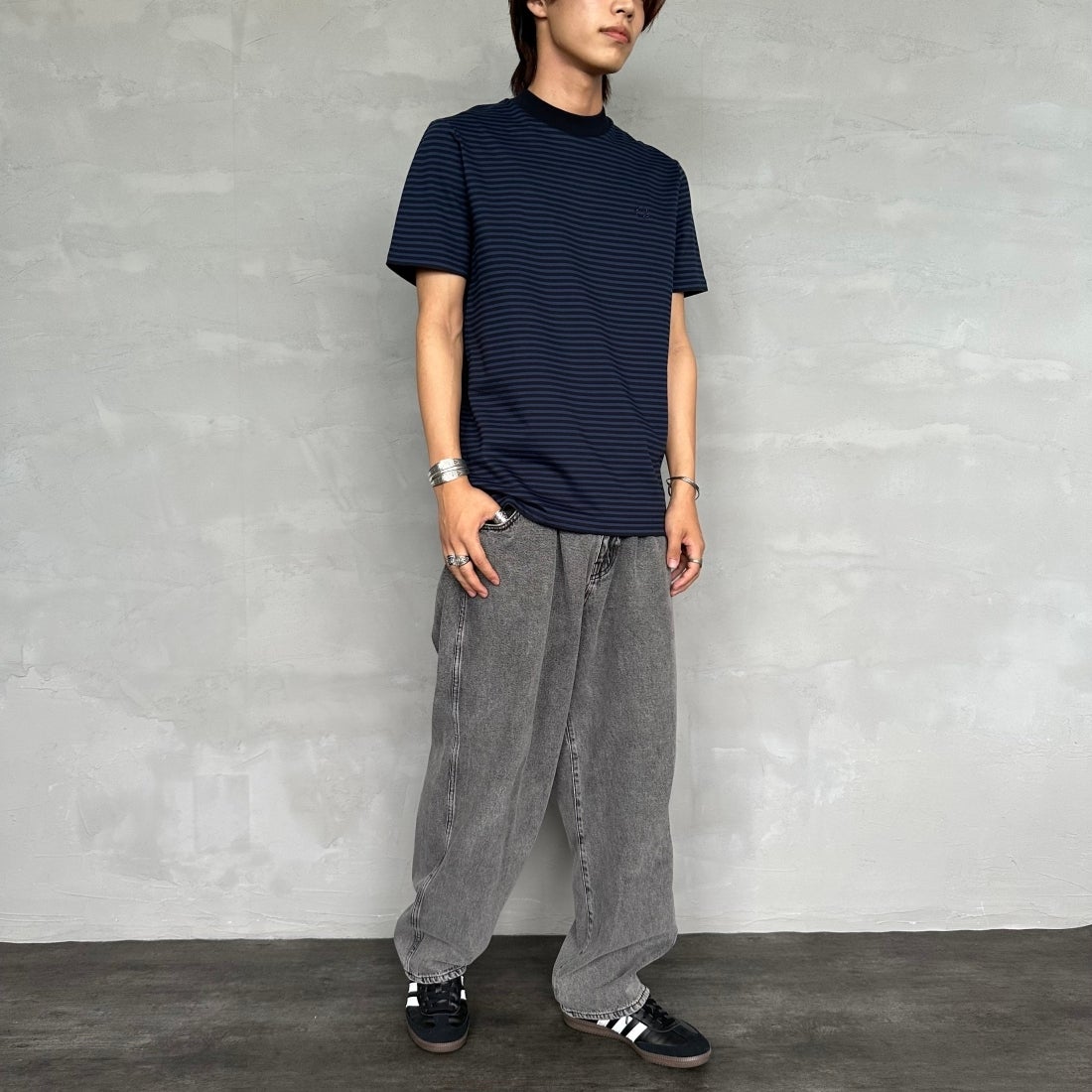 FRED PERRY [フレッドペリー] ファインストライプ ヘビーウエイトTシャツ [M6581] Y92 NAVY/T &&モデル身長：179cm 着用サイズ：M&&