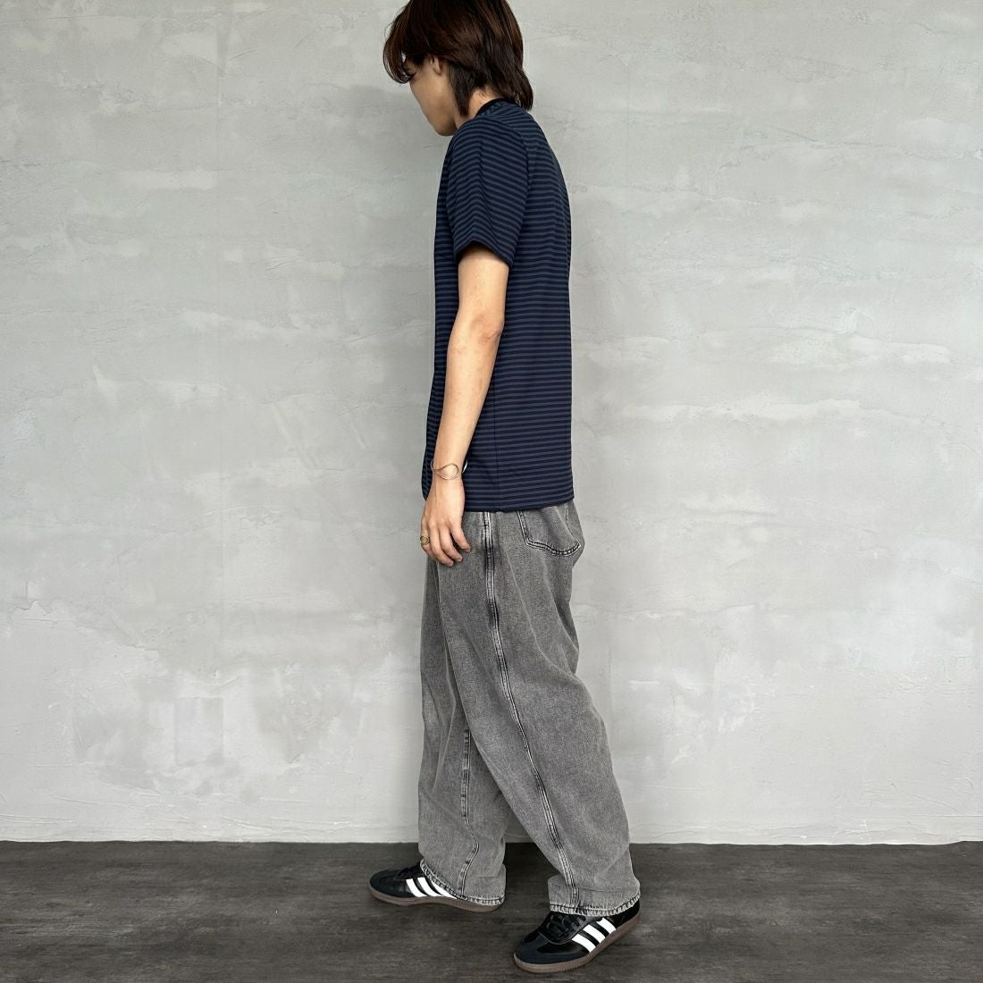 FRED PERRY [フレッドペリー] ファインストライプ ヘビーウエイトTシャツ [M6581] Y92 NAVY/T &&モデル身長：179cm 着用サイズ：M&&