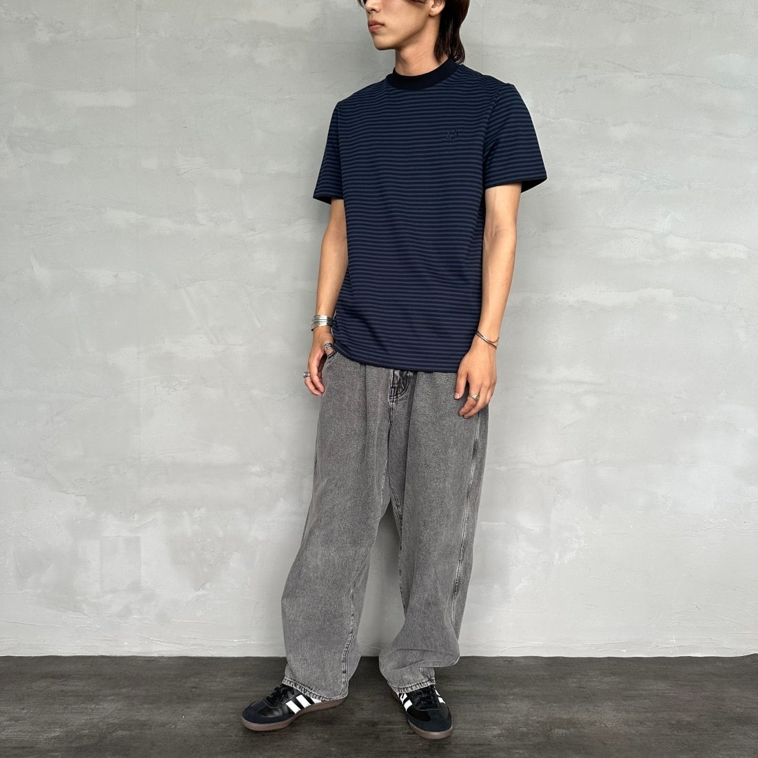 FRED PERRY [フレッドペリー] ファインストライプ ヘビーウエイトTシャツ [M6581] Y92 NAVY/T &&モデル身長：179cm 着用サイズ：M&&