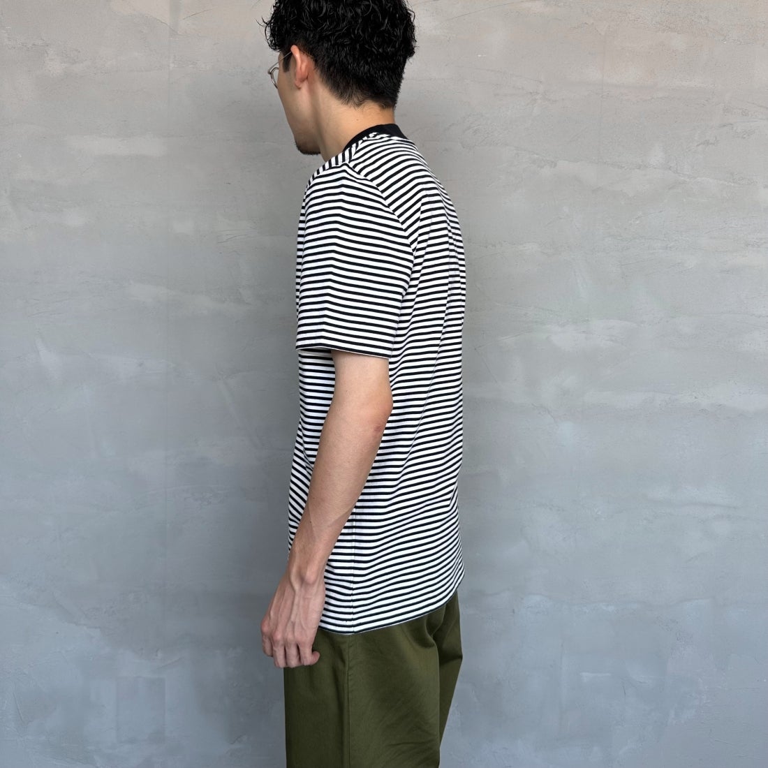 FRED PERRY [フレッドペリー] ファインストライプ ヘビーウエイトTシャツ [M6581] 267 NAVY/S &&モデル身長：167cm 着用サイズ：M&&