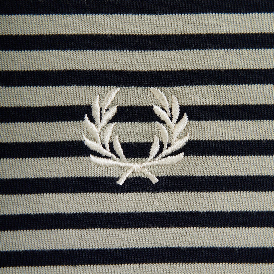 FRED PERRY [フレッドペリー] ファインボーダー ワンポイントロゴ刺繍ショートスリーブTシャツ [M6581] M37 SEAGRA