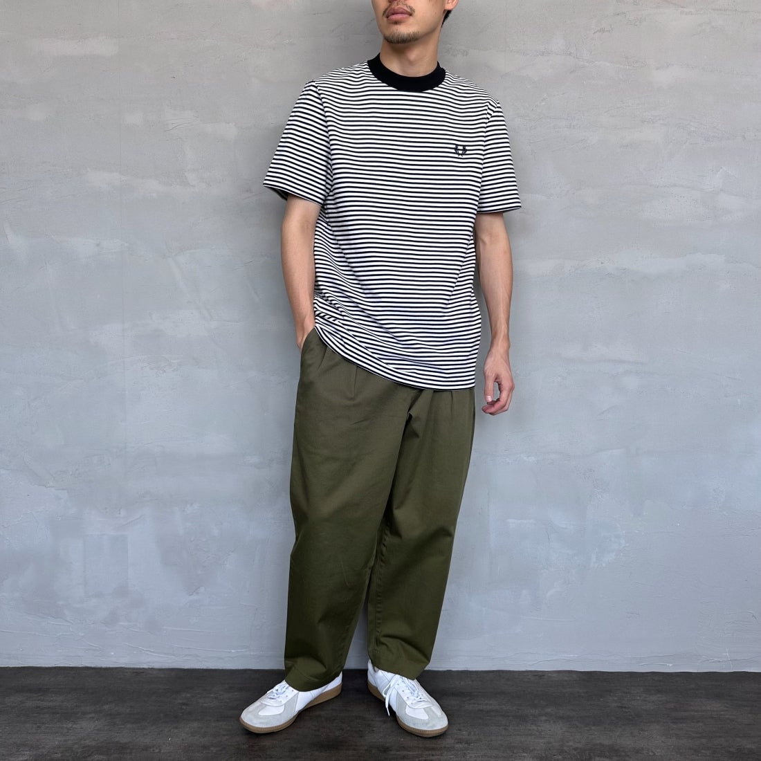 FRED PERRY [フレッドペリー] ファインストライプ ヘビーウエイトTシャツ [M6581] 267 NAVY/S &&モデル身長：167cm 着用サイズ：M&&