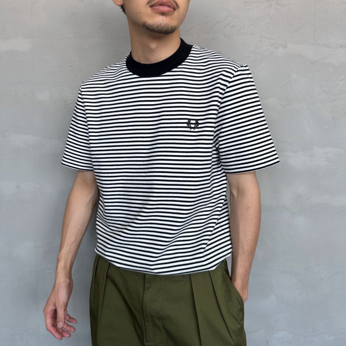 FRED PERRY [フレッドペリー] ファインストライプ ヘビーウエイトTシャツ [M6581] 267 NAVY/S &&モデル身長：167cm 着用サイズ：M&&