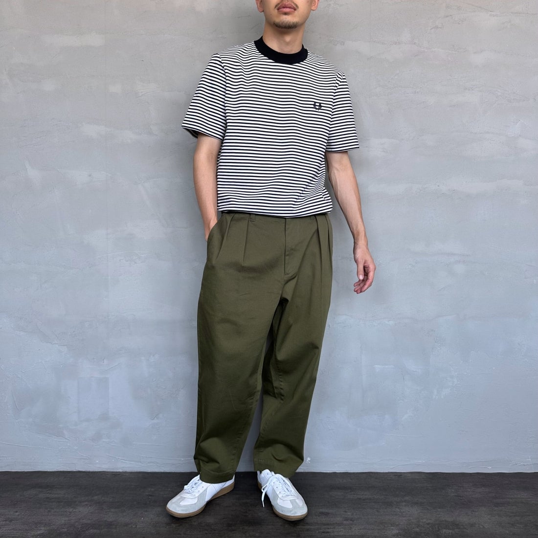 FRED PERRY [フレッドペリー] ファインストライプ ヘビーウエイトTシャツ [M6581] 267 NAVY/S &&モデル身長：167cm 着用サイズ：M&&